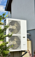 Klimaanlage, Luftwärmepumpe an einem neu erbauten Wohnhaus