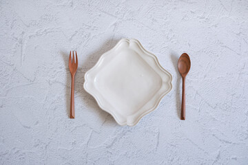 白いテーブルと皿、カトラリー