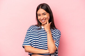 Obraz premium Young hispanic woman isolated on pink background smiling happy and confident, touching chin with hand.