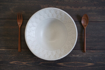 木製テーブルと皿、カトラリー