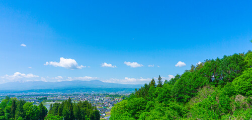 爽やかな青空と自然に囲まれた街並みの景色