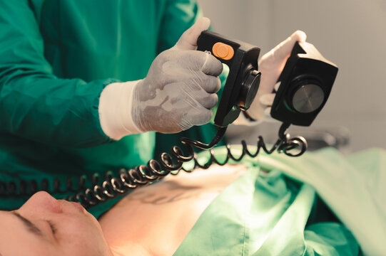 Doctor use defibrillator at emergency room	