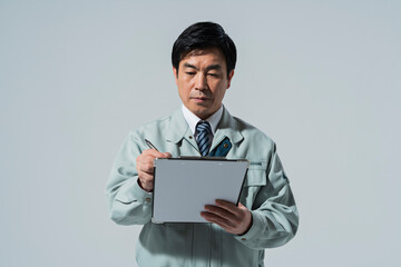 資料に書き込みをする建築業の男性