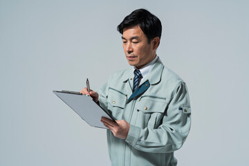 資料に書き込みをする建築業の男性