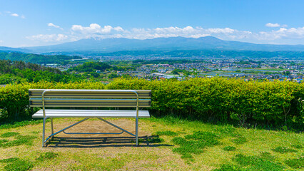 爽やかな青空と自然に囲まれた街並みの景色