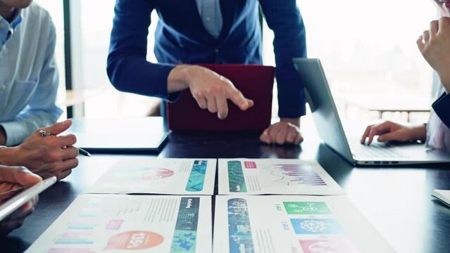 ミーティングする人々　グローバルビジネス　スローモーション　ドリーアウト 