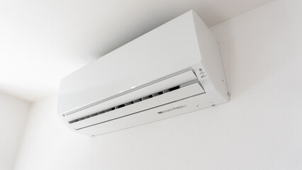 壁に設置されたエアコン
