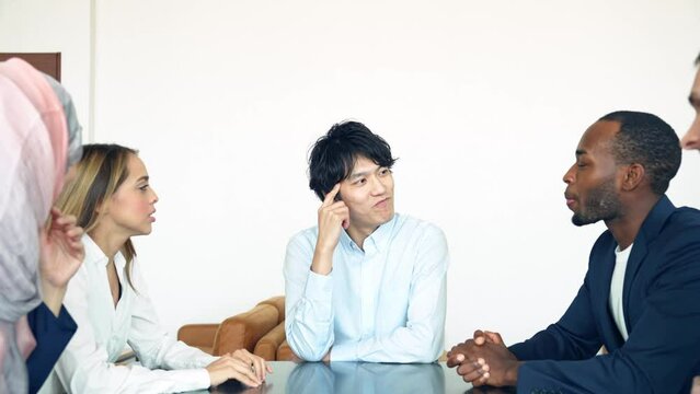 外国人に話しかけられて混乱する日本人男性　英語が苦手な男性　英会話スクール