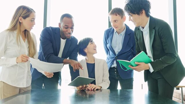 多国籍の会議に参加して混乱する日本人女性　英語が苦手な女性　英会話スクール