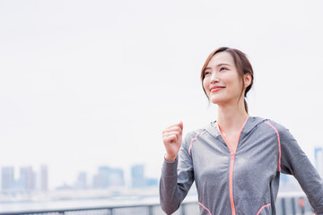 都会でランニングをする女性