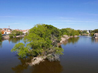 Fototapeta na wymiar suggestiva e rilassante vista del fiume delle rive del fiume tormes a salamanca in spagna