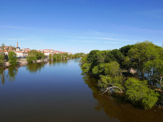 Fototapeta na wymiar suggestiva e rilassante vista del fiume delle rive del fiume tormes a salamanca in spagna