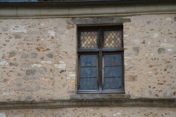 Fototapeta na wymiar Architecture médiévale et fenêtre ancienne
