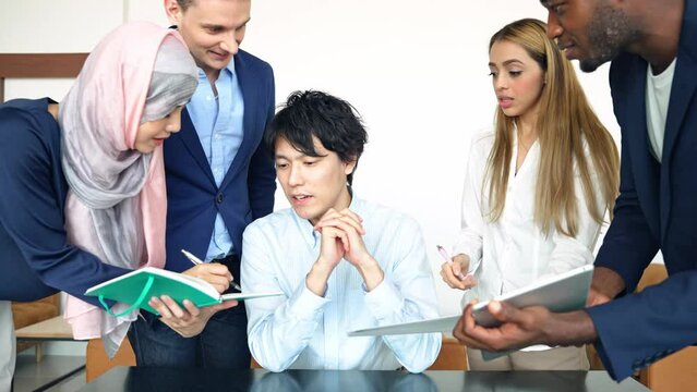外国人に話しかけられて混乱する日本人男性　英語が苦手な男性　英会話スクール