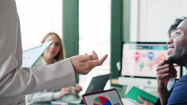 ミーティングする多国籍グループ　グローバルビジネス