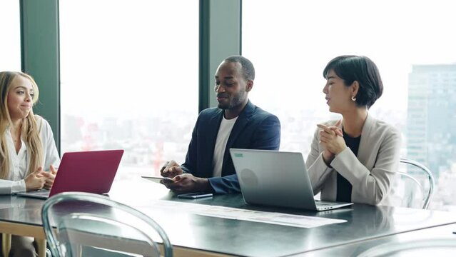 ミーティングする多国籍グループ　グローバルビジネス