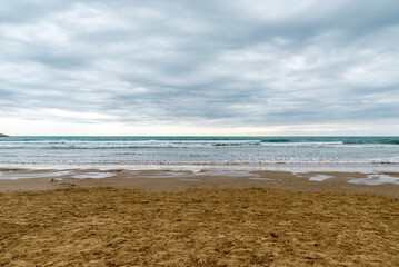 photo of waves on the sea in the surf on a cloudy evening