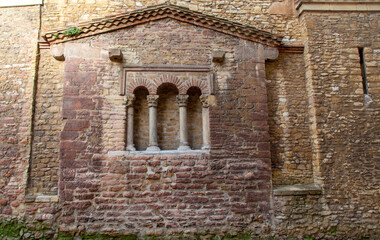 Cabecera prerrománica original (siglo IX) de la Iglesia de San Tirso el Real. Oviedo, Asturias, España.