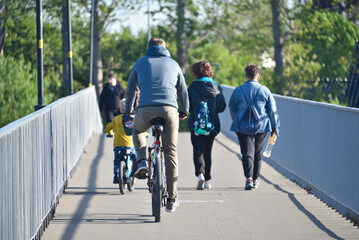Spacer i relaks na rowerze ojca z dzieckiem