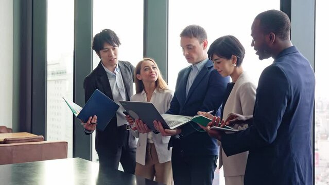 ミーティングする多国籍グループ　グローバルビジネス　スローモーション　サークルショット 