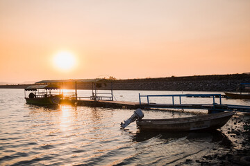 Obraz premium Boats docked at lake at sunset in Mexico