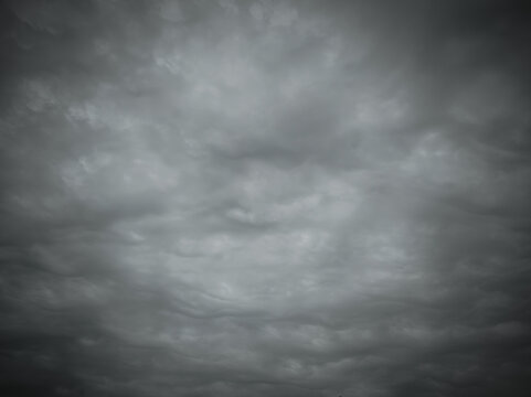 dunkler, bedrohlicher grauer Himmel, Hintergrund Textur