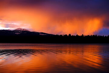 Naklejka premium Lake at Sunset or Sunrise Clouds and Sky Reflecting Reflection Mt Sawtelle in Water
