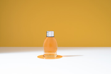 Botella de gel de ducha. Jabón de baño para el cuidado de la piel sobre fondo naranja	
