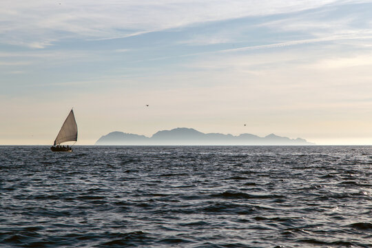 Barco de vela tradicional navegando. Al fondo se ven unas islas. R&iacute;a de Vigo, Galicia, Espa&ntilde;a.