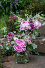 Blumenstrauß mit Pfingstrosen, Skabiose, Sterndolde und Eukalyptus, Hochzeitsdekoration mit frischen Blumen, Tischdekoration in Vase
