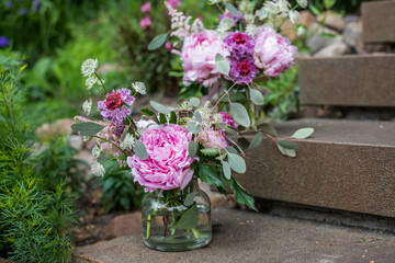 Blumenstrauß mit Pfingstrosen, Skabiose, Sterndolde und Eukalyptus, Hochzeitsdekoration mit frischen Blumen, Tischdekoration in Vase