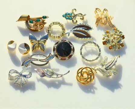 Costume jewellery, quantity of vintage costume jewellery to include,  brooches, pendants, bracelets,