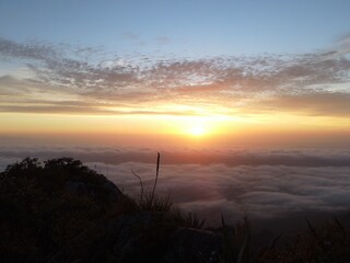 Amanecer en la montaña 