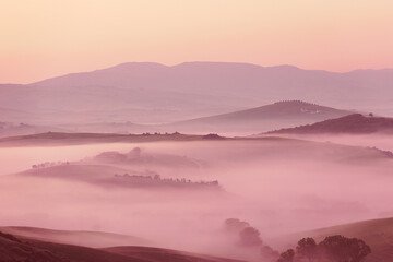 Obraz premium Sunrise with fog over a valley in Tuscany - Italy VII