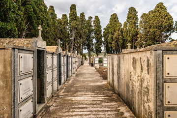 Familiengrabstätten inmitten von Pinien auf einem
Friedhof auf Spaniens Insel Mallorca
