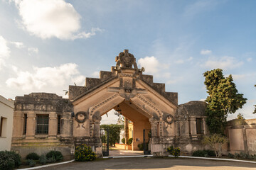 Großes Eingangsportal auf einem
Friedhof auf Spaniens Insel Mallorca