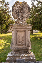 alter Verwitterter Grabstein auf einem
Friedhof auf Spaniens Insel Mallorca