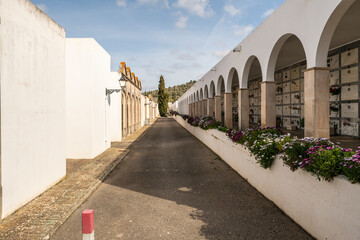 große Gebäude für die Aufbewahrung von Urnen
auf einem Friedhof in Spaniens Insel Mallorca