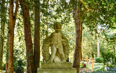 Ein Engel hält einen Kranz fest