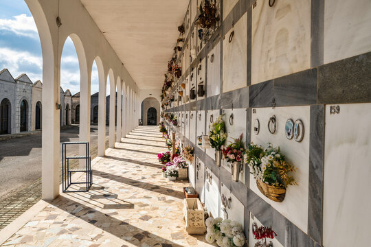 Wandelhalle für Urnen
auf einem Friedhof in Spaniens Insel Mallorca
