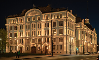 Fototapeta na wymiar old town hall at night