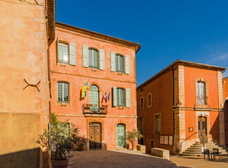Fototapeta na wymiar The town hall of the village of Roussillon (Vaucluse), France 
