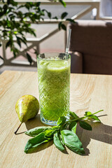 smoothie with mint and pear