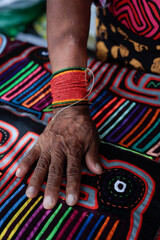 Mano de mujer indigena Guna, Panama - obrazy, fototapety, plakaty