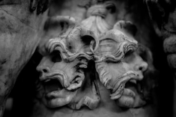 Fototapeta na wymiar detalle de esculturas en blanco y negro con Simbolos de muerte, diablos, infierno