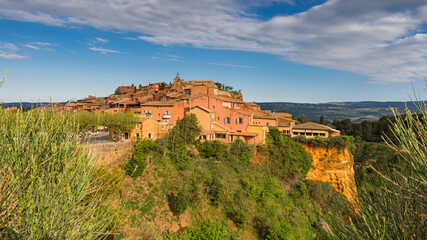 Fototapeta na wymiar The ochre-red village Roussillon, Provence, Luberon, Vaucluse, France