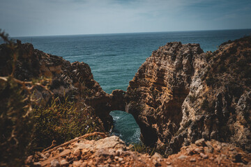 Küstenlandschaft mit Felsen und Meer	