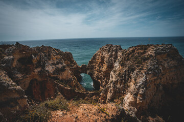 Küstenlandschaft mit Felsen und Meer	