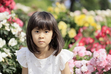 花畑の中の女子小学生 (7歳)