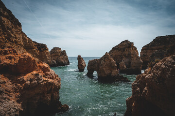 Küstenlandschaft mit Felsen und Meer	